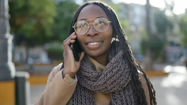 Mujer Africana Sonriendo Hablando Por Teléfono Parque — Foto de Stock