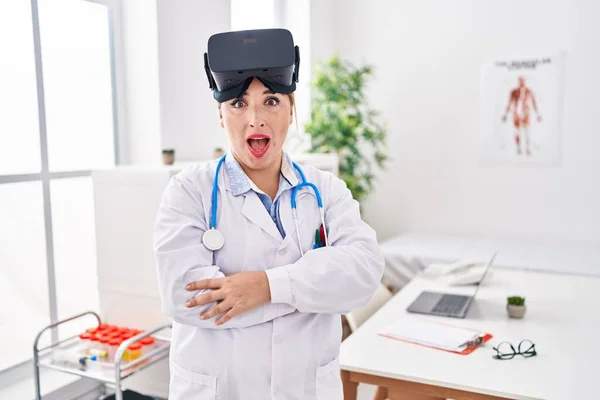 Young Hispanic Doctor Woman Wearing Doctor Uniform Virtual Reality Glasses — Stock Photo, Image