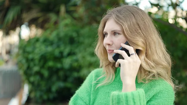 Genç Sarışın Kadın Gülümsüyor Parktaki Akıllı Telefondan Konuşuyor — Stok fotoğraf