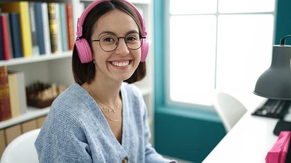 Young Beautiful Hispanic Woman Student Smiling Confident Listening Music Library — Stockfoto