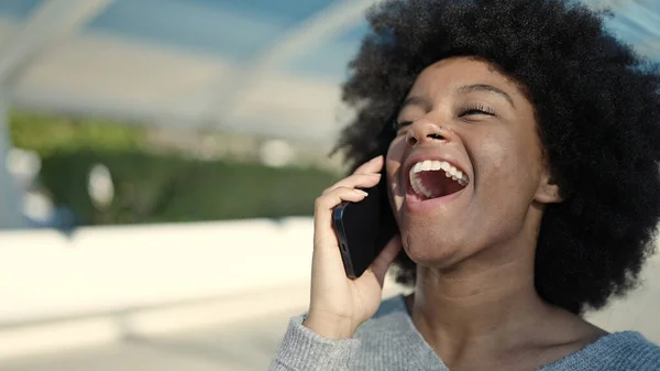 Afro Amerikaanse Vrouw Glimlachen Zelfverzekerd Praten Smartphone Het Park — Stockfoto
