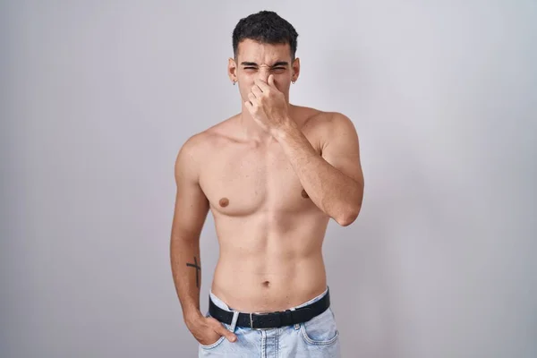 Homem Hispânico Bonito Sem Camisa Cheirando Algo Fedorento Nojento Cheiro — Fotografia de Stock