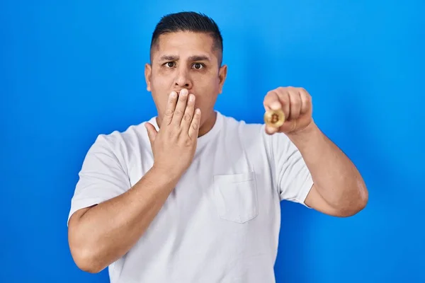 Hispanic Ung Man Som Håller Virtuell Valuta Bitcoin Täcker Munnen — Stockfoto