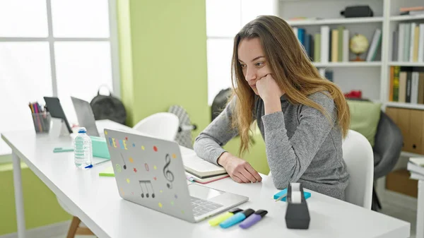 Joven Estudiante Caucásica Usando Laptop Estudiando Universidad Biblioteca — Foto de Stock