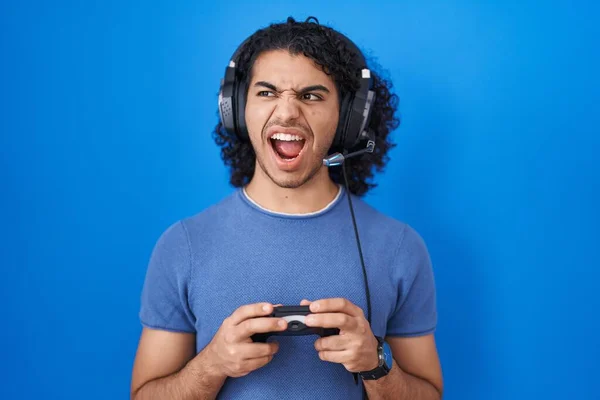 Homem Hispânico Com Cabelo Encaracolado Jogando Vídeo Game Segurando Controlador — Fotografia de Stock