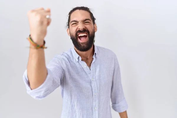 Homem Hispânico Com Barba Vestindo Camisa Casual Irritado Louco Levantando — Fotografia de Stock