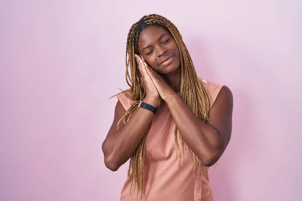 Африканская Американка Плетеными Волосами Стоящая Розовом Фоне Усталый Сон Позирование — стоковое фото