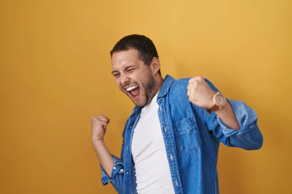 Hombre Hispano Pie Sobre Fondo Amarillo Muy Feliz Emocionado Haciendo —  Fotos de Stock