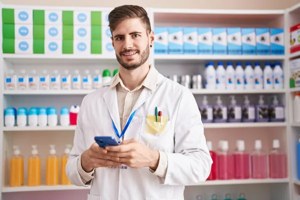 Jovem Farmacêutico Homem Caucasiano Usando Smartphone Trabalhando Farmácia — Fotografia de Stock