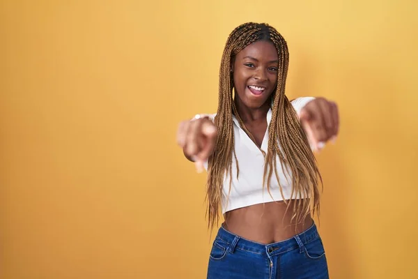 Afroamerikanerin Mit Geflochtenem Haar Steht Auf Gelbem Hintergrund Und Zeigt — Stockfoto