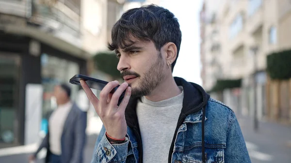 Genç Spanyol Adam Sokakta Akıllı Telefonuyla Sesli Mesaj Yolluyor — Stok fotoğraf