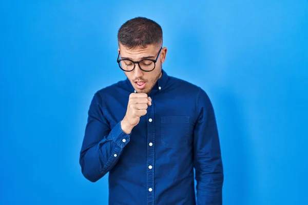 Jonge Spaanse Man Met Een Bril Een Blauwe Achtergrond Die — Stockfoto