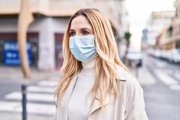 Young Blonde Woman Wearing Medical Mask Standing Street — Fotografia de Stock
