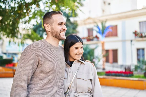 Man Vrouw Paar Glimlachen Zelfverzekerd Knuffelen Elkaar Staan Park — Stockfoto