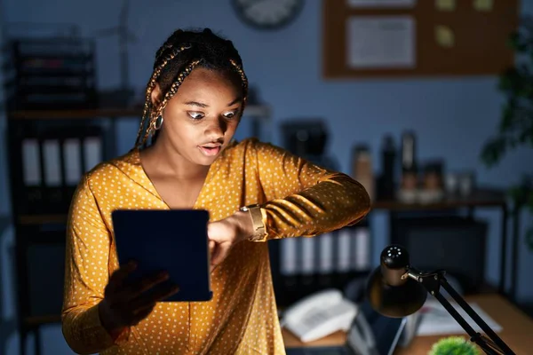 Αφροαμερικανή Γυναίκα Κοτσίδες Που Δουλεύει Στο Γραφείο Νύχτα Τάμπλετ Κοιτάζοντας — Φωτογραφία Αρχείου