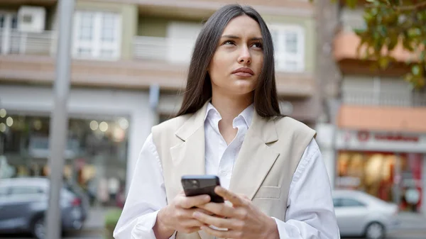 Jonge Mooie Spaanse Vrouw Met Behulp Van Smartphone Met Serieuze — Stockfoto