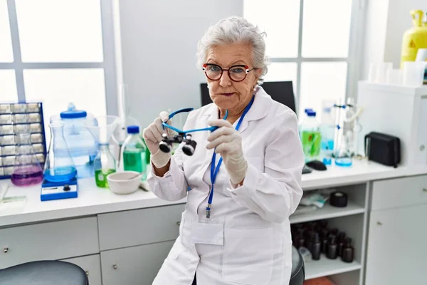 Starsza Kobieta Siwymi Włosami Pracująca Laboratorium Naukowym Używająca Okularów Powiększających — Zdjęcie stockowe