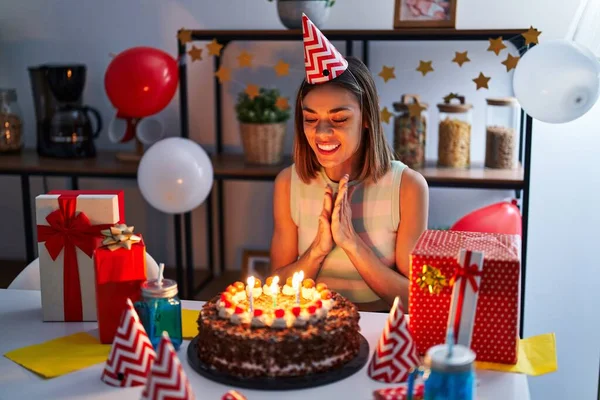Young Beautiful Hispanic Woman Celebrating Birthday Sitting Table Home — Foto Stock