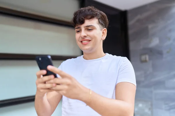 Kili Olmayan Adam Caddede Akıllı Telefon Kullanarak Kendine Güler — Stok fotoğraf