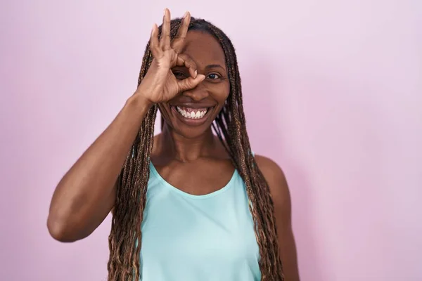 Африканская Американка Стоящая Розовом Фоне Делает Хорошо Жест Улыбкой Руке — стоковое фото