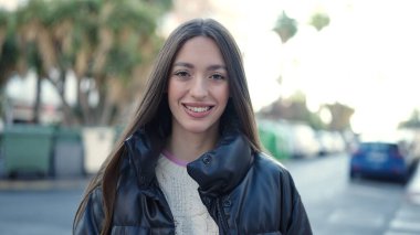 Sokakta kendine güvenen güzel İspanyol bir kadın.