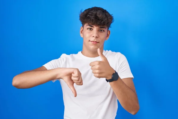 Ισπανόφωνος Έφηβος Στέκεται Πάνω Από Μπλε Φόντο Κάνει Αντίχειρες Πάνω — Φωτογραφία Αρχείου