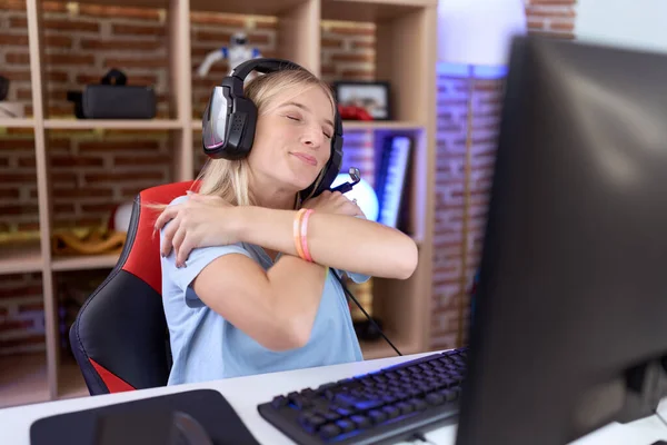 Mladá Běloška Která Hraje Videohry Nosí Sluchátka Objímá Šťastně Pozitivně — Stock fotografie