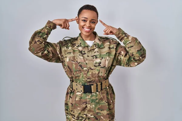 Mulher Americana Africana Bonita Vestindo Uniforme Exército Camuflagem Sorrindo Apontando — Fotografia de Stock