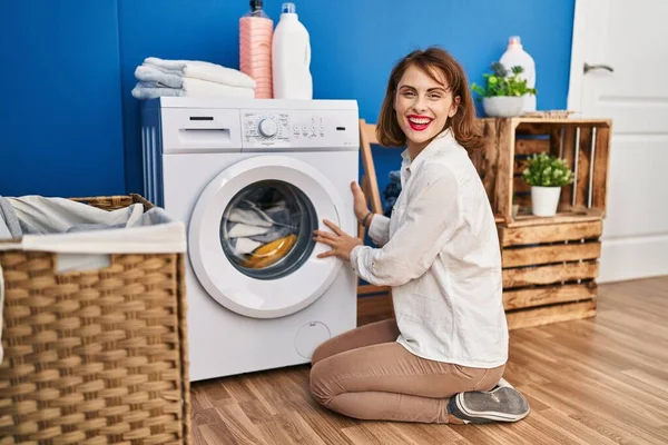 Çamaşırhanede Yerde Oturmuş Çamaşır Yıkayan Beyaz Bir Kadın — Stok fotoğraf