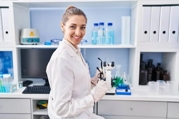 研究室で自信を持って笑っている若い女性科学者 — ストック写真