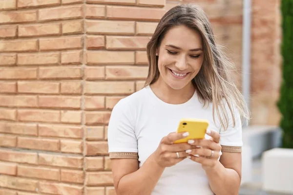 Joven Mujer Caucásica Sonriendo Confiado Usando Teléfono Inteligente Calle — Foto de Stock