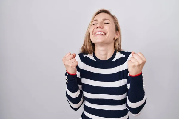 Mujer Caucásica Joven Vistiendo Suéter Marino Casual Muy Feliz Emocionado — Foto de Stock
