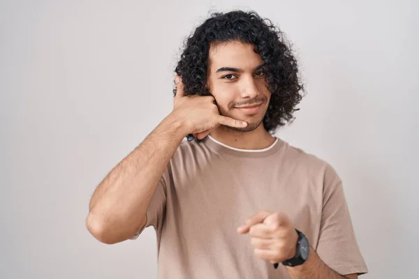Hispánec Kudrnatými Vlasy Stojící Nad Bílým Pozadím Usmívající Jak Mluví — Stock fotografie