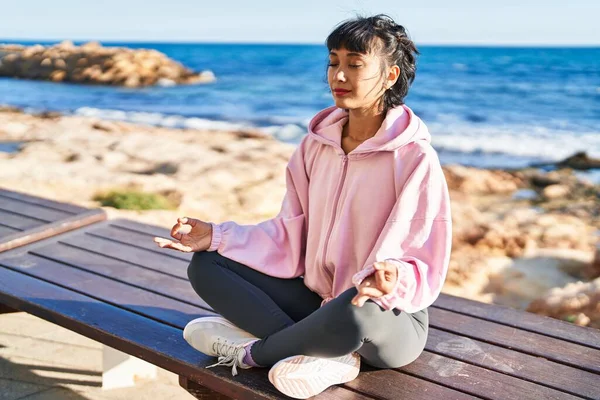 Genç Bir Kadın Deniz Kenarındaki Bankta Yoga Egzersizi Yapıyor — Stok fotoğraf