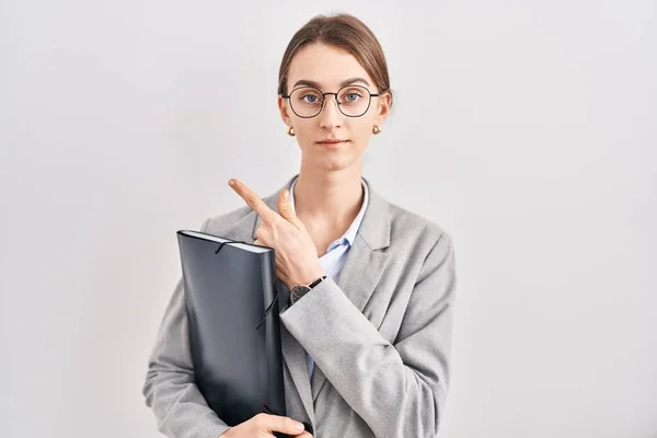 Jonge Blanke Vrouw Draagt Zakelijke Kleding Bril Wijzen Met Hand — Stockfoto