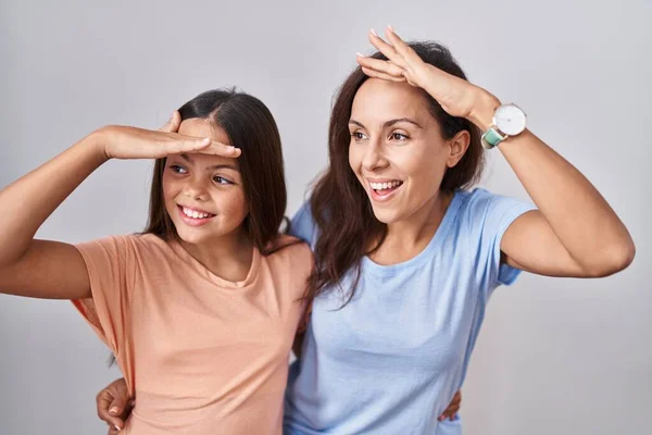 Genç Anne Kızı Beyaz Arka Planda Mutlu Gülümsüyor Başlarını Kaldırıp — Stok fotoğraf