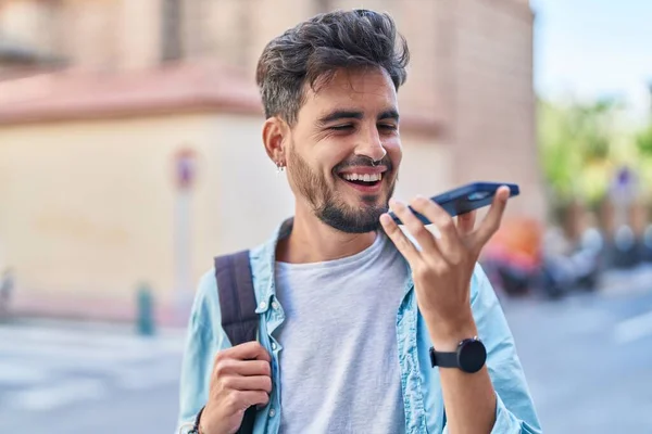 Spanyol Asıllı Genç Bir Öğrenci Gülümsüyor Akıllı Telefondan Konuşuyor — Stok fotoğraf