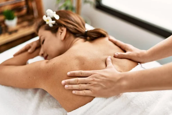 Jung Latein Frau Having Back Massage Session — Stockfoto