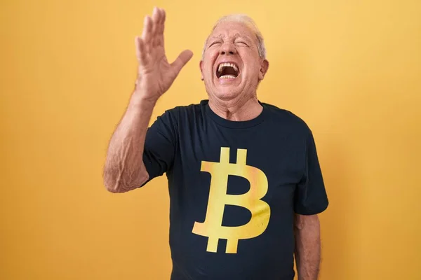 Homem Sênior Com Cabelos Grisalhos Vestindo Camiseta Bitcoin Louco Louco — Fotografia de Stock