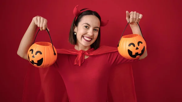 Jong Mooi Latino Vrouw Dragen Duivel Kostuum Houden Halloween Pompoen — Stockfoto
