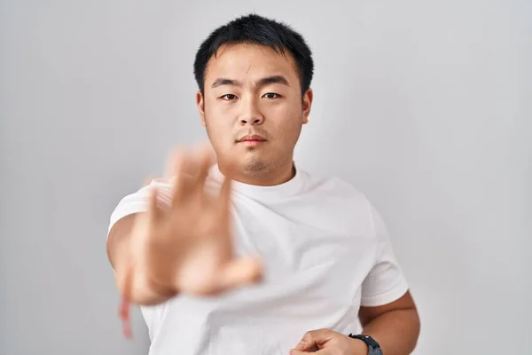 Fiatal Kínai Férfi Áll Fehér Háttér Csinál Abbahagyja Éneklés Tenyér — Stock Fotó