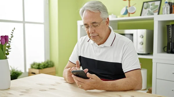 Hombre Mediana Edad Con Cabello Gris Usando Smartphone Sentado Mesa —  Fotos de Stock