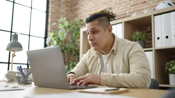 Junger Hispanischer Geschäftsmann Mit Problem Bildschirm Büro Sehen — Stockfoto