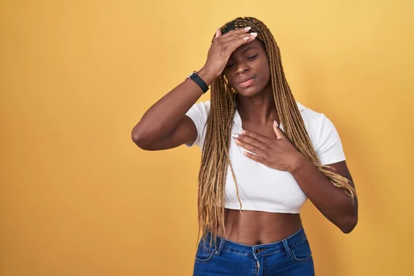 Africká Americká Žena Vlasy Spletenými Přes Žluté Pozadí Dotýkající Čela — Stock fotografie