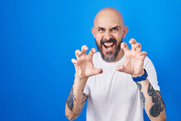 Hombre Hispano Con Tatuajes Pie Sobre Fondo Azul Sonriendo Divertido —  Fotos de Stock