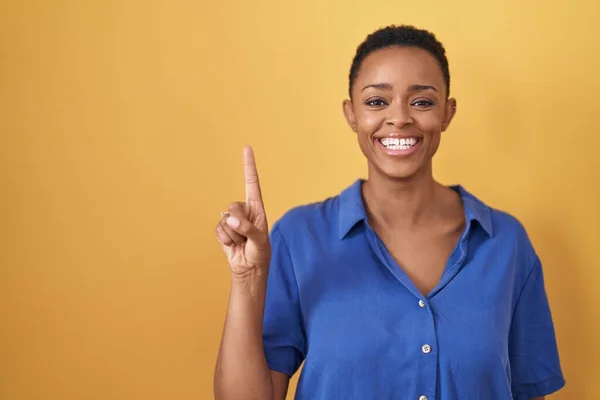 Afrikaans Amerikaanse Vrouw Staande Gele Achtergrond Tonen Wijzen Met Vinger — Stockfoto