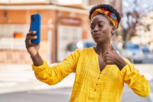 年轻的非洲裔美国女人微笑着自信地在街上用智能手机自立门户 — 图库照片