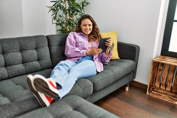 Jovem Bela Mulher Hispânica Usando Touchpad Deitado Sofá Casa — Fotografia de Stock