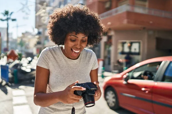 Afrikaans Amerikaanse Vrouw Glimlachen Zelfverzekerd Met Behulp Van Professionele Camera — Stockfoto