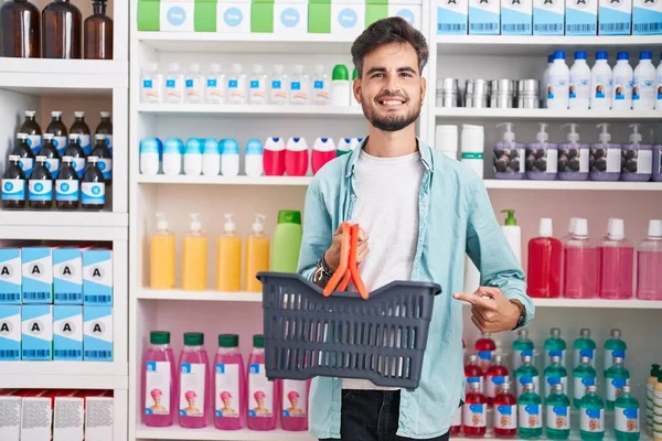 Jonge Spaanse Man Met Tatoeages Winkelen Bij Apotheek Drogisterij Mand — Stockfoto